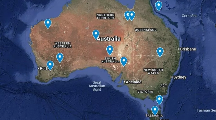 Illustrated map highlighting major geological sites in Australia, showcasing key mineral deposits, fossil fields, and natural wonders across the continent.